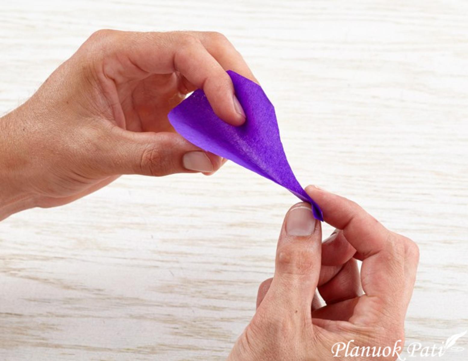 Dekoracija iš popierinių servetėlių - žiedlapiai