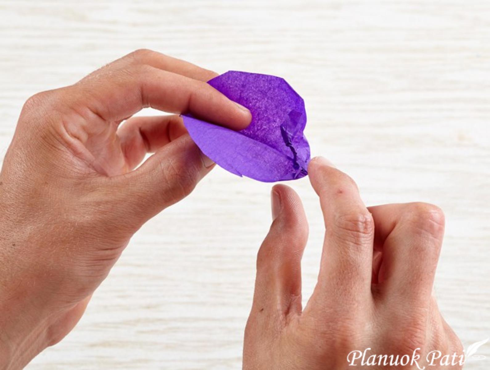 Dekoracija iš popierinių servetėlių - žiedlapiai