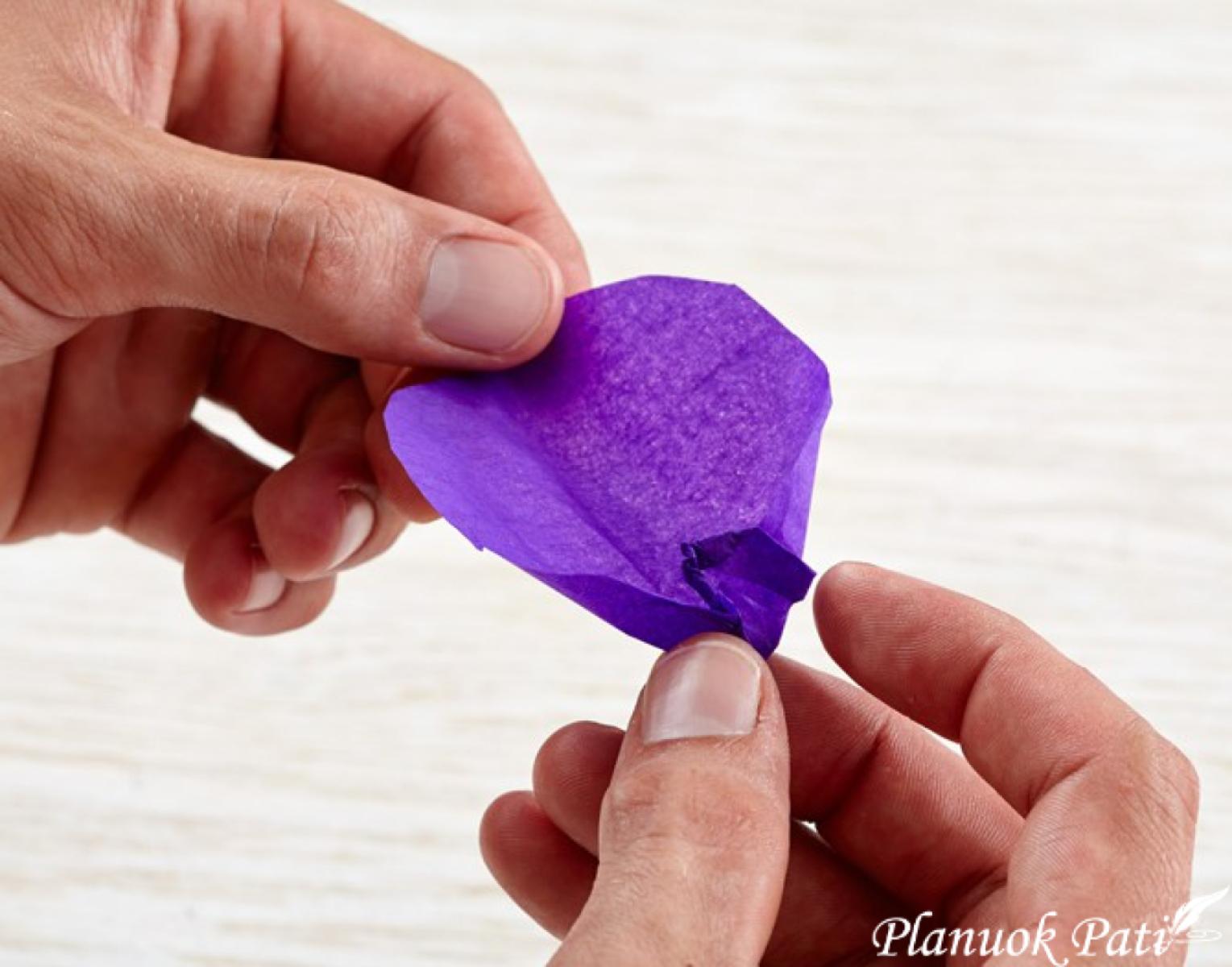 Dekoracija iš popierinių servetėlių - žiedlapiai