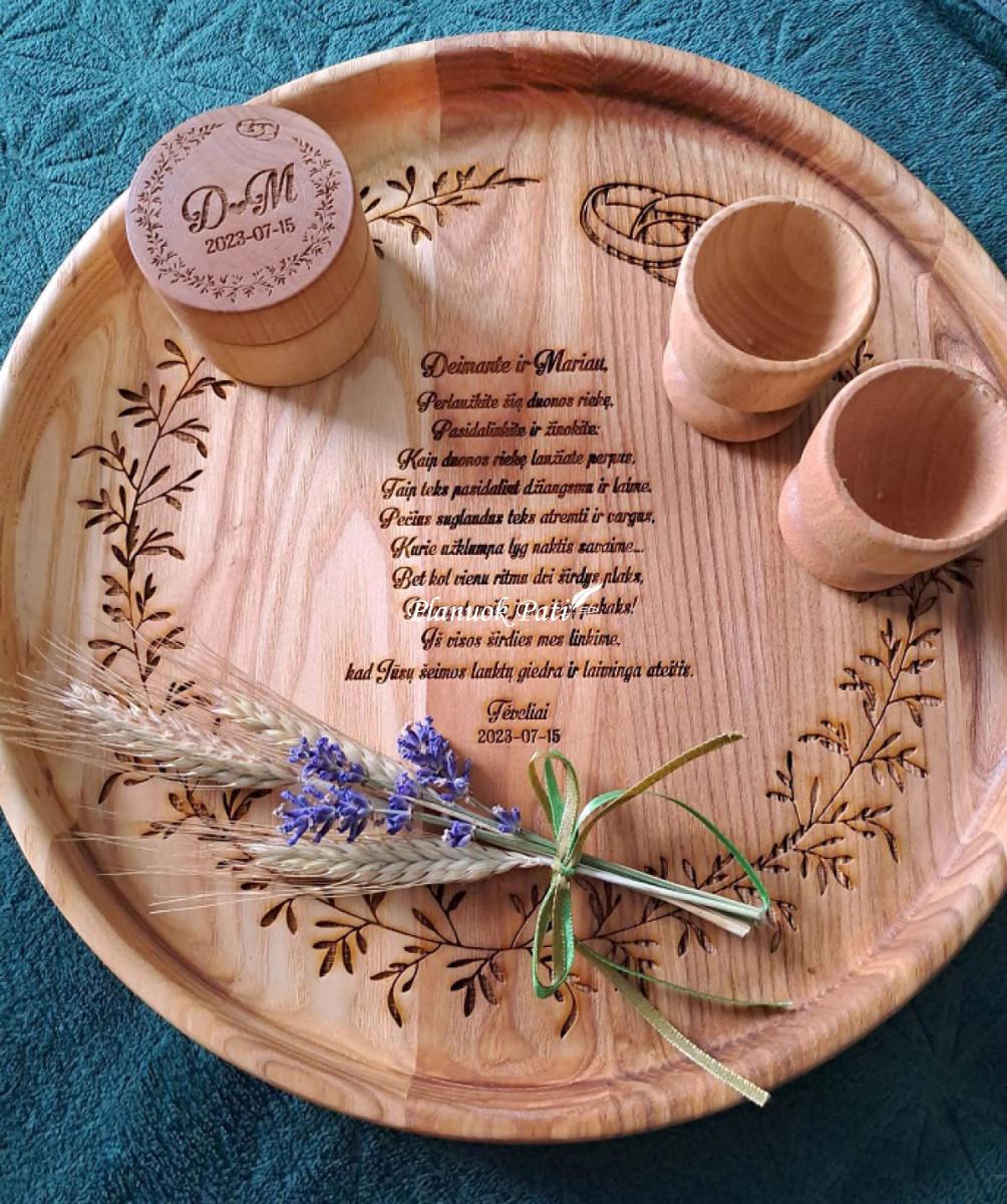 Komplektas graviruotas padėklas ir druskos indelis jaunųjų sutikimui
