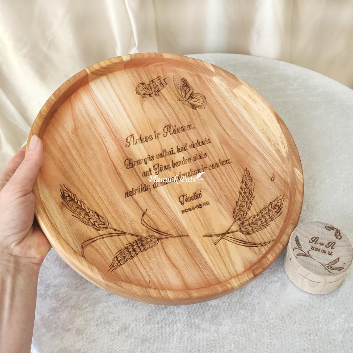 Komplektas graviruotas padėklas ir druskos indelis jaunųjų sutikimui
