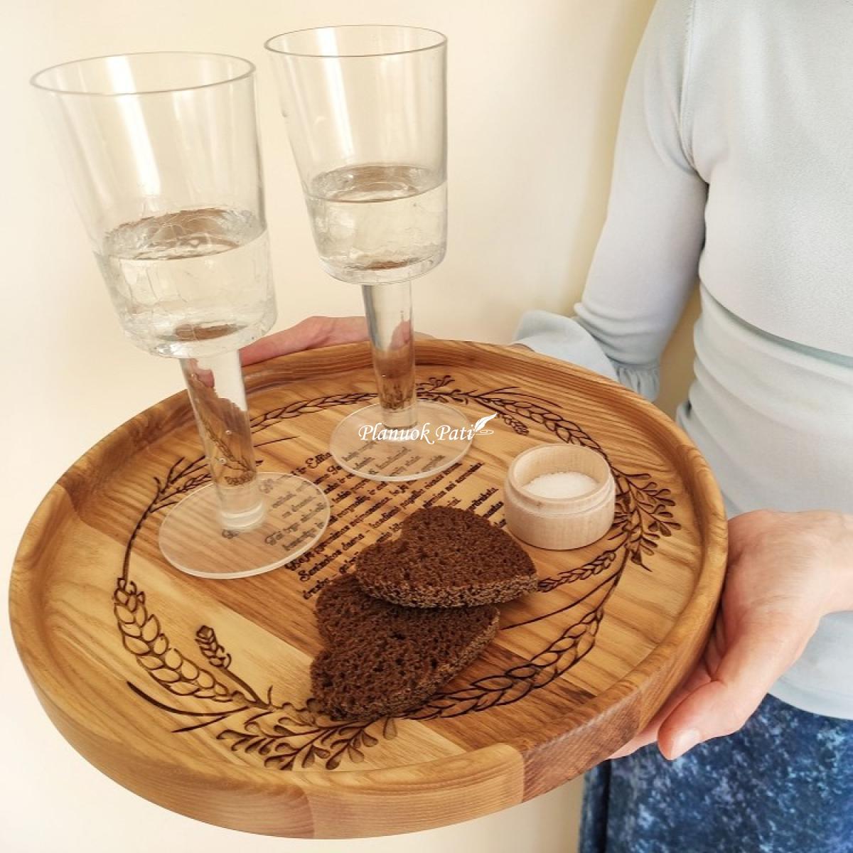 Komplektas graviruotas padėklas ir druskos indelis jaunųjų sutikimui