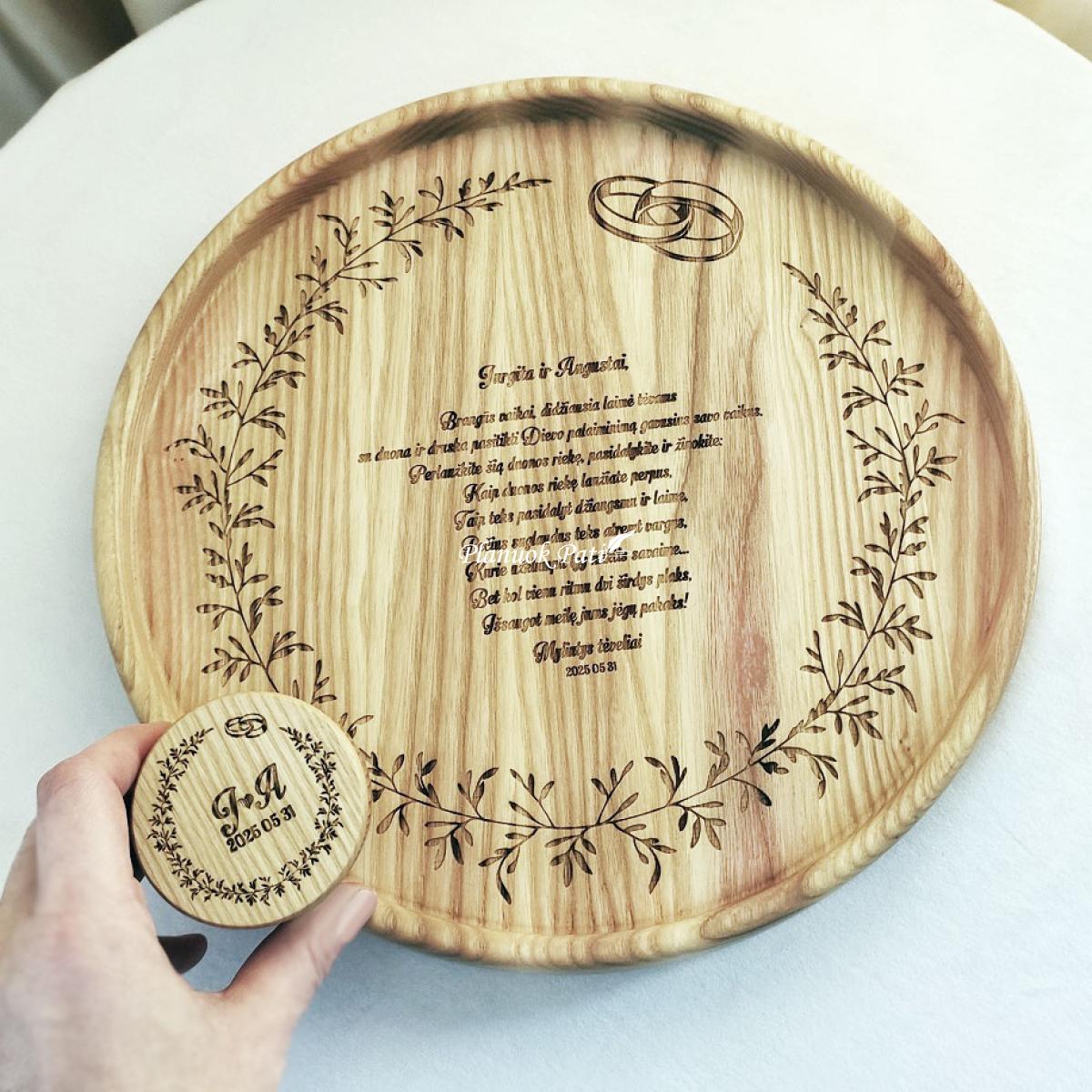 Komplektas graviruotas padėklas ir druskos indelis jaunųjų sutikimui