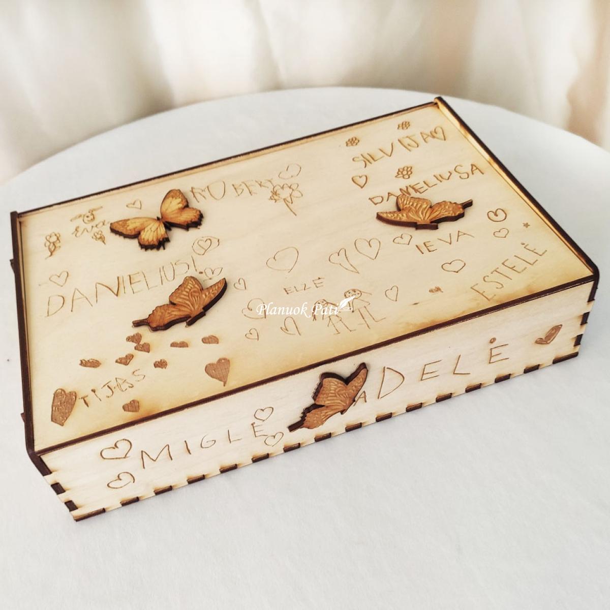 Dėžutė mokytojai su vaikų rašytais užrašais