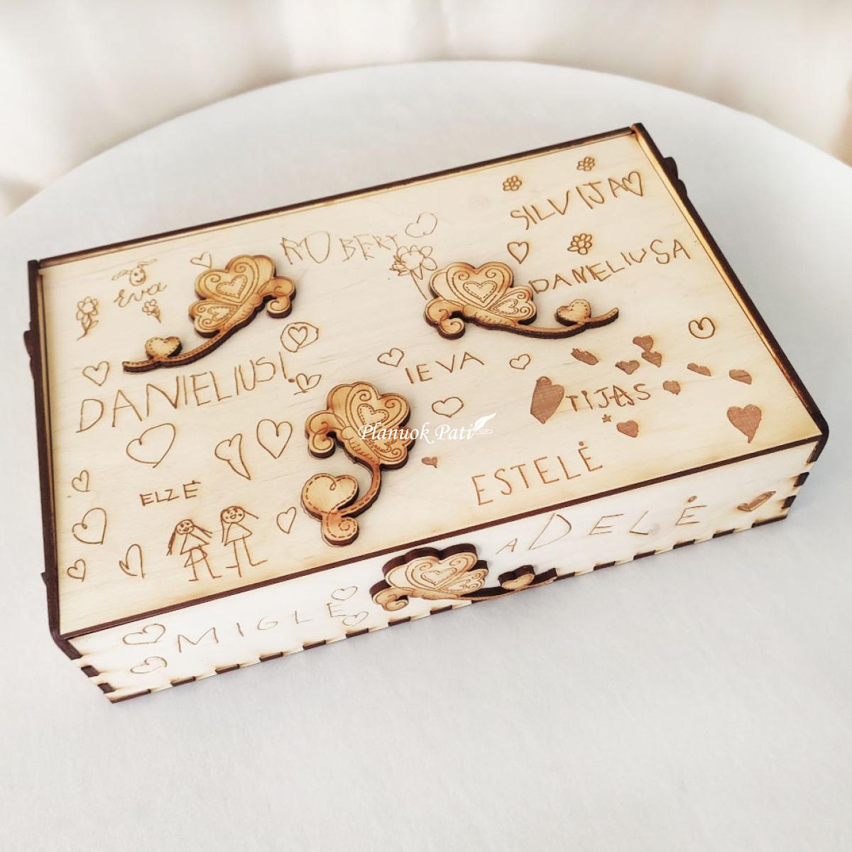 Dėžutė mokytojai su vaikų rašytais užrašais