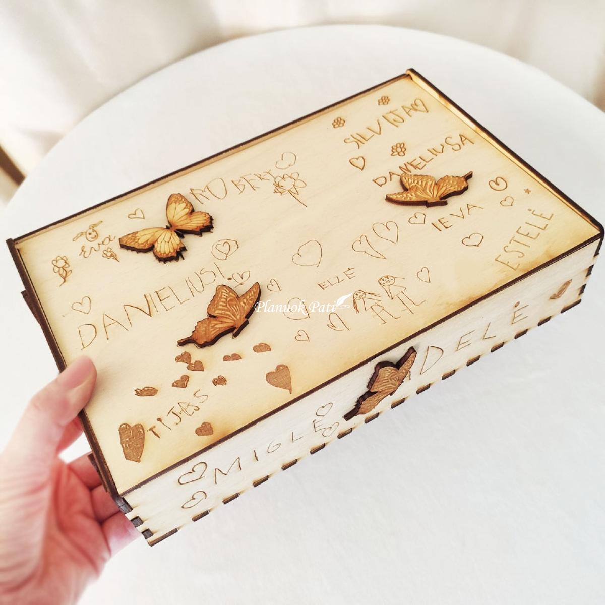 Dėžutė mokytojai su vaikų rašytais užrašais