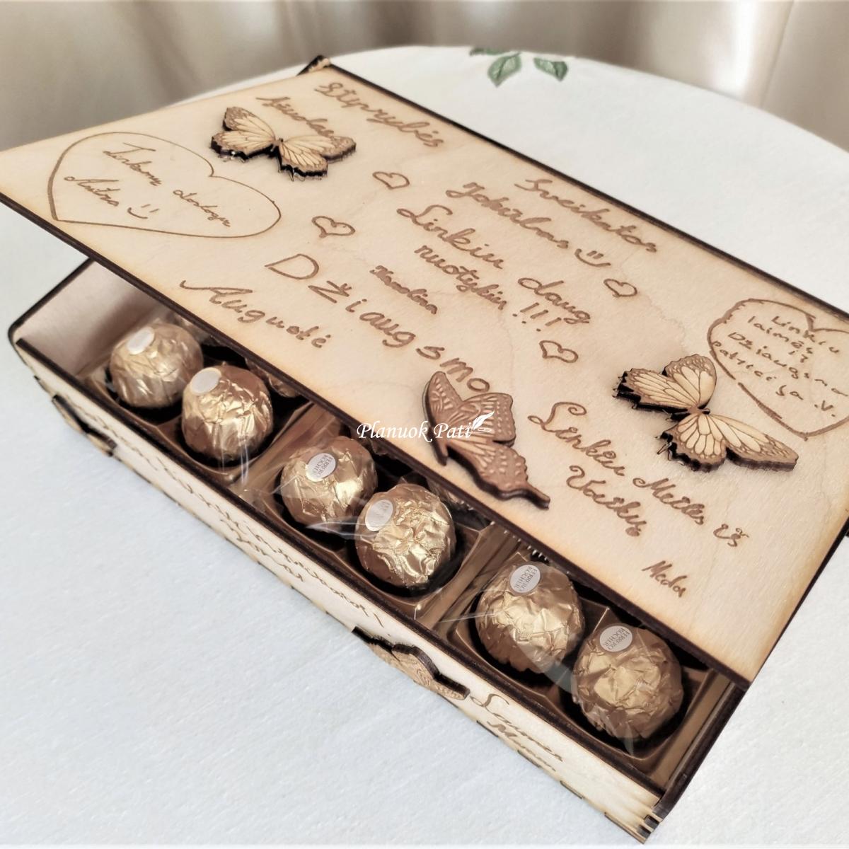 Dėžutė mokytojai su vaikų rašytais užrašais