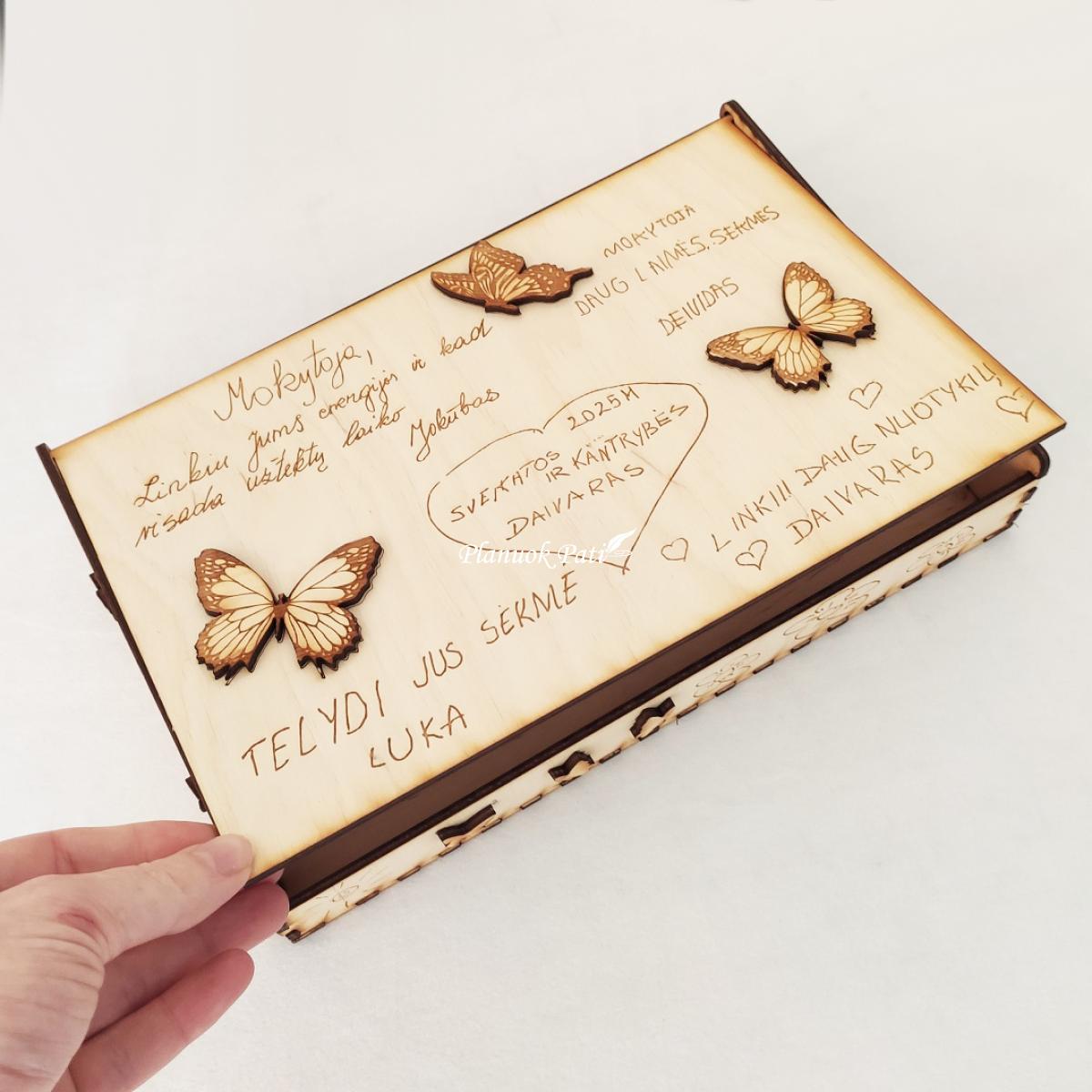 Dėžutė mokytojai su vaikų rašytais užrašais