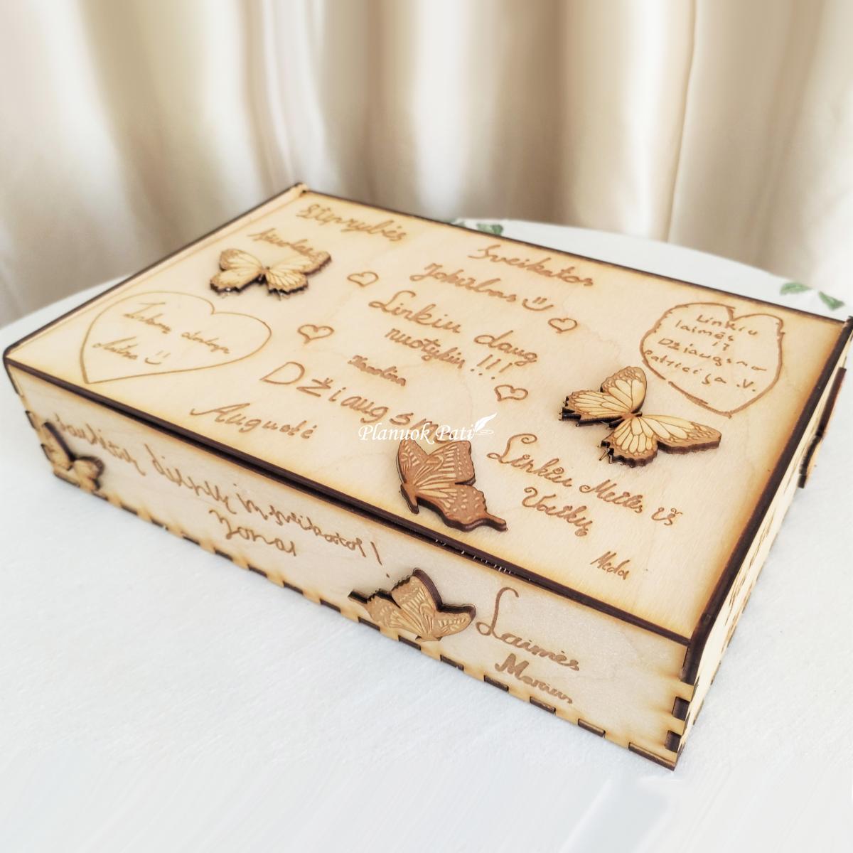 Dėžutė mokytojai su vaikų rašytais užrašais