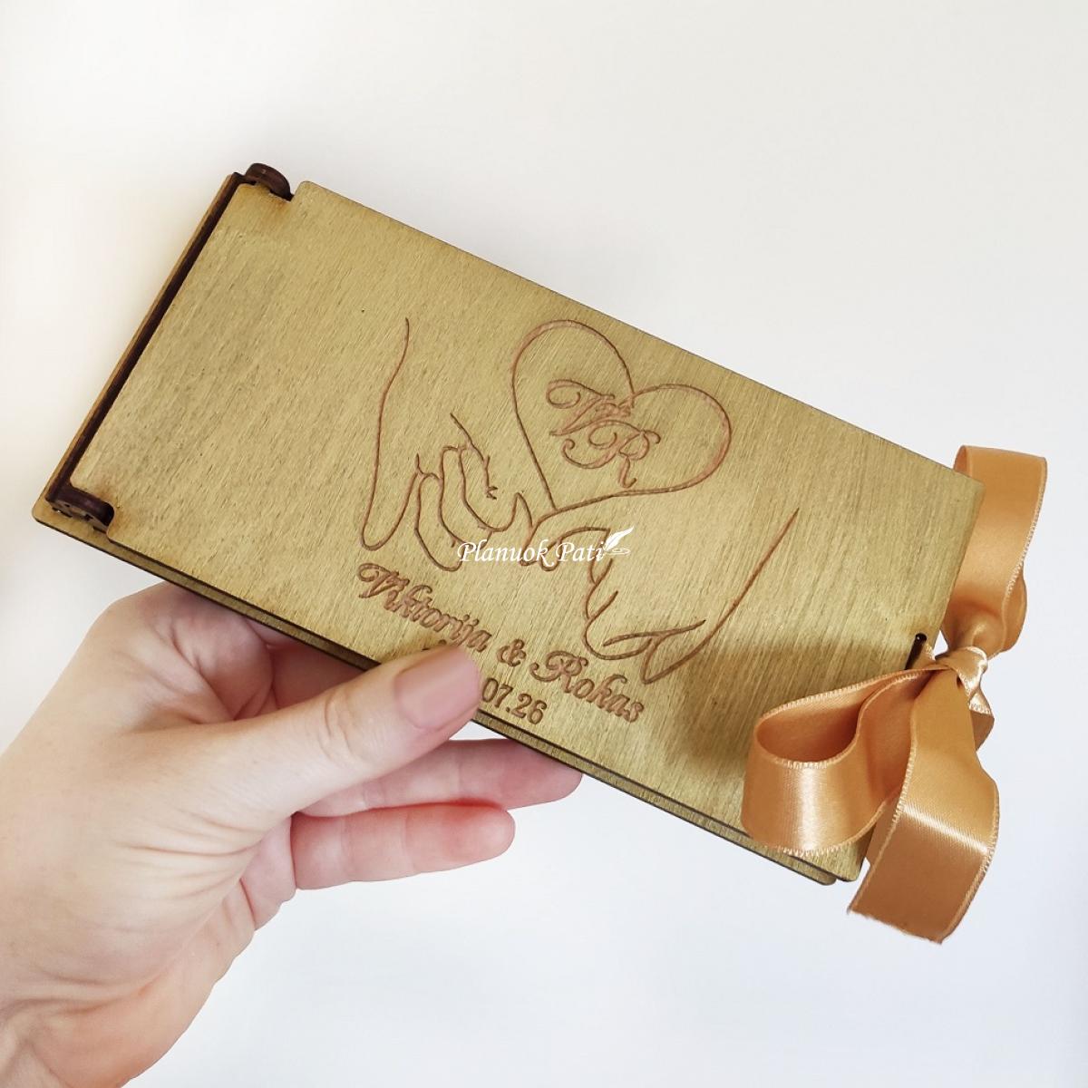 Medinis vokelis pinigams įteikti