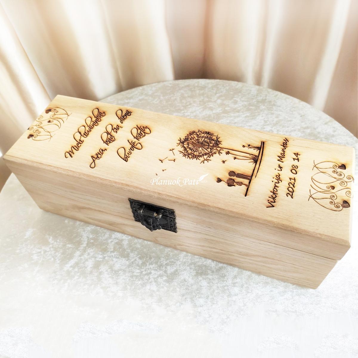Ąžuolinė dėžutė pasveikinimui