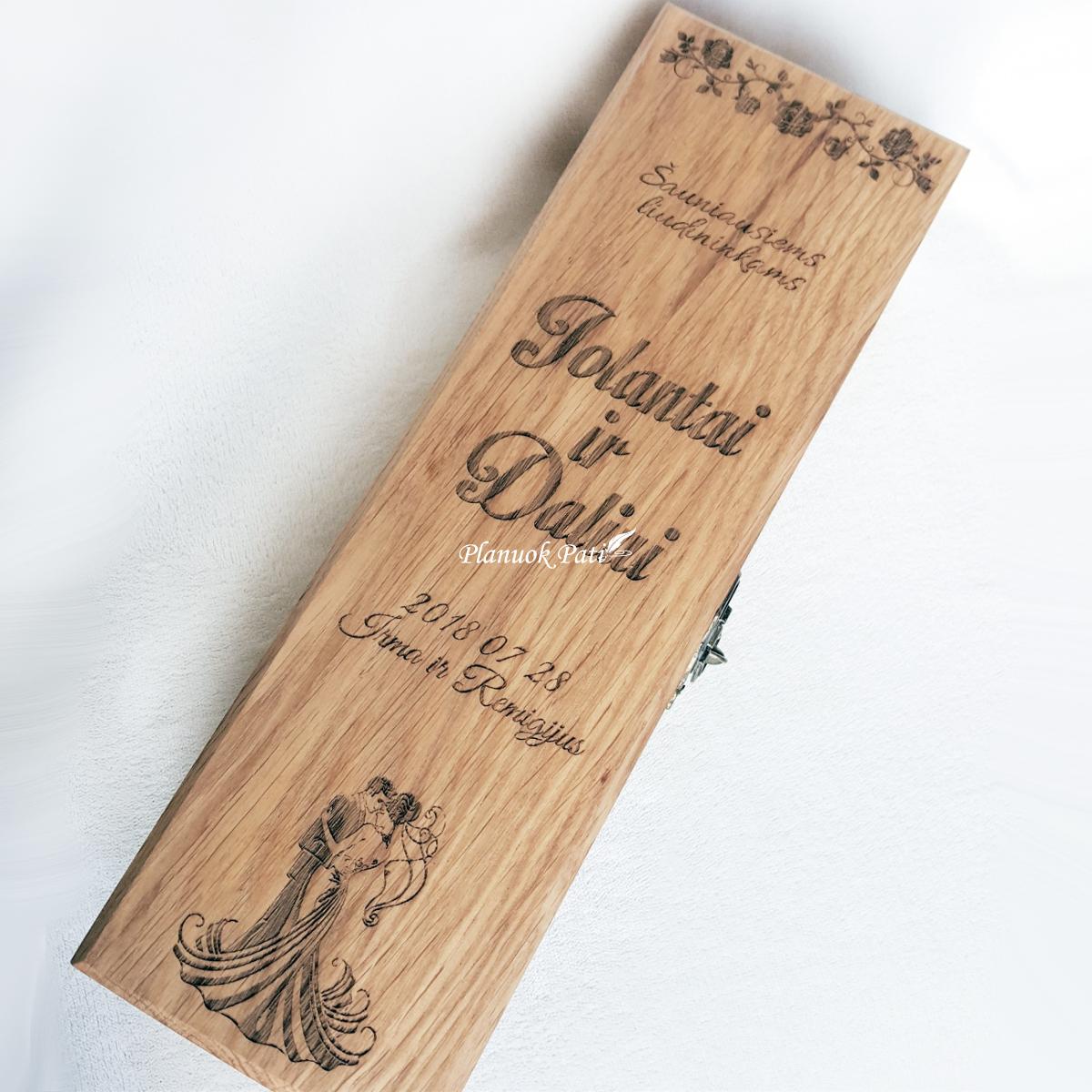 Ąžuolinė dėžutė pasveikinimui