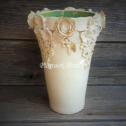 Vaza dekoruota gėlėmis