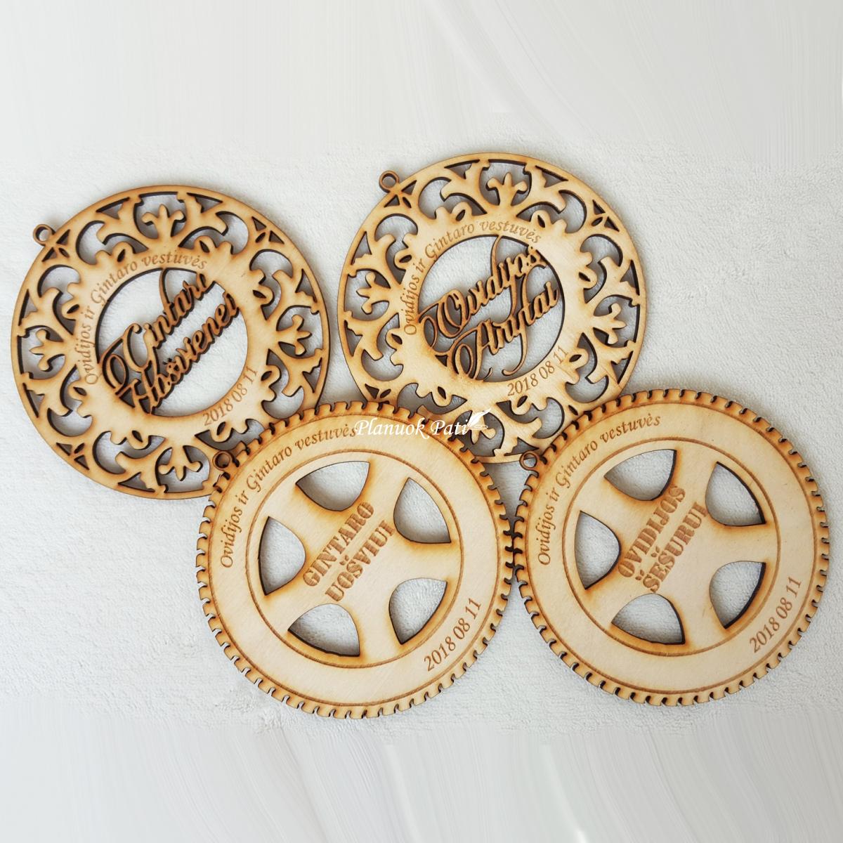 Mediniai medaliai - padėkliukai vestuvėms