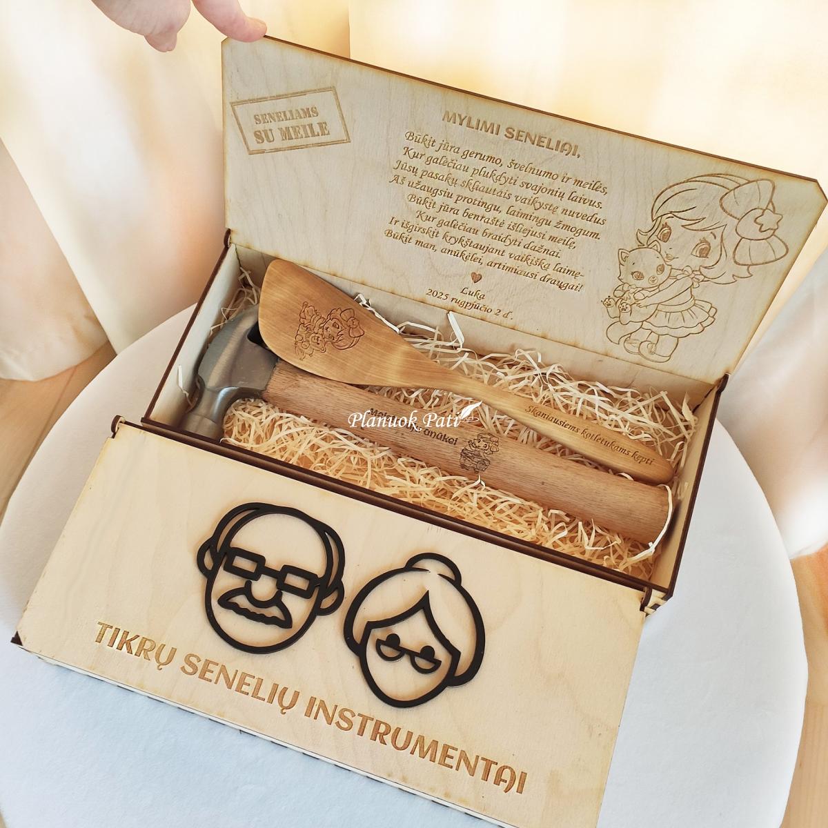 Dovana seneliams plaktukas ir mentelė dėžutėje