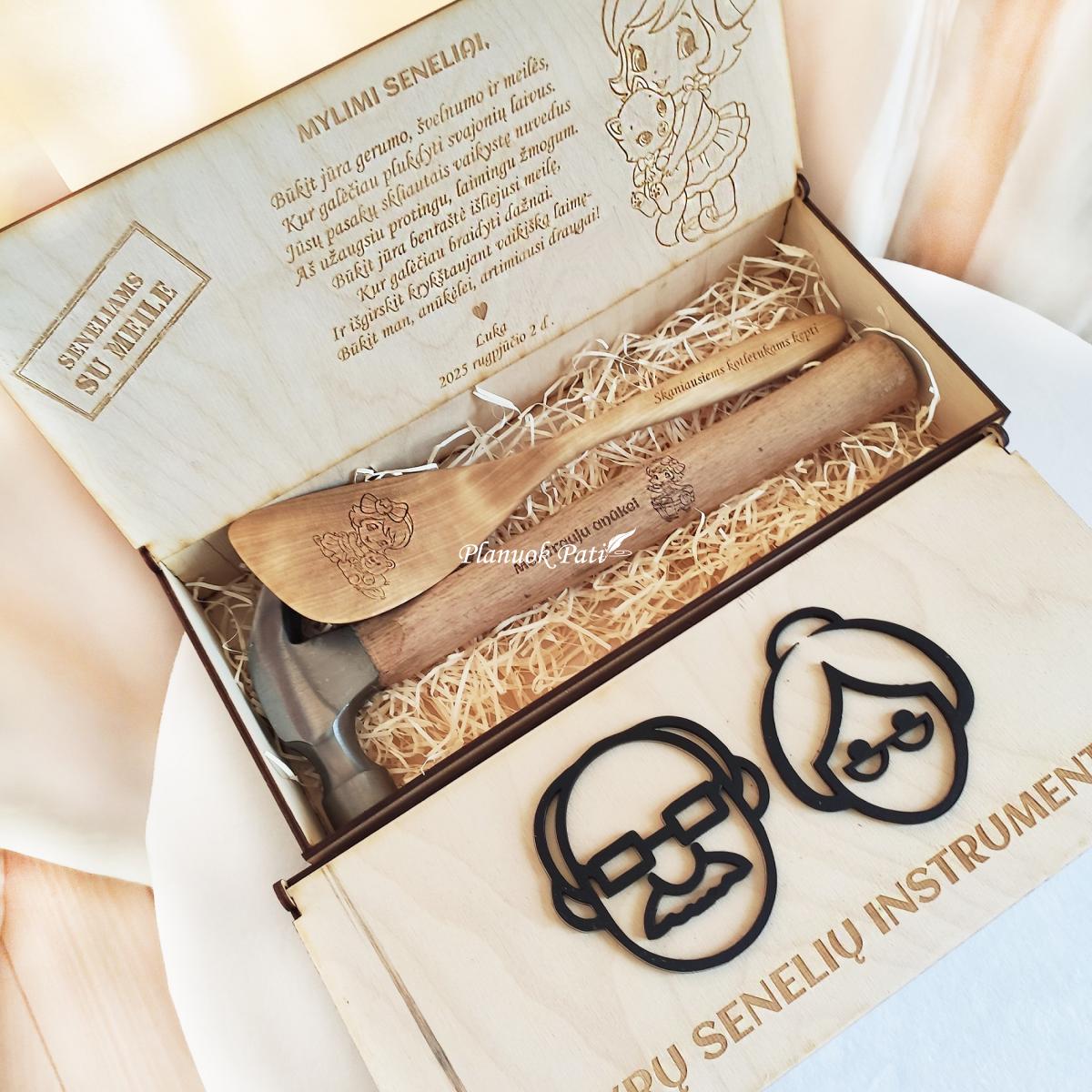 Dovana seneliams plaktukas ir mentelė dėžutėje