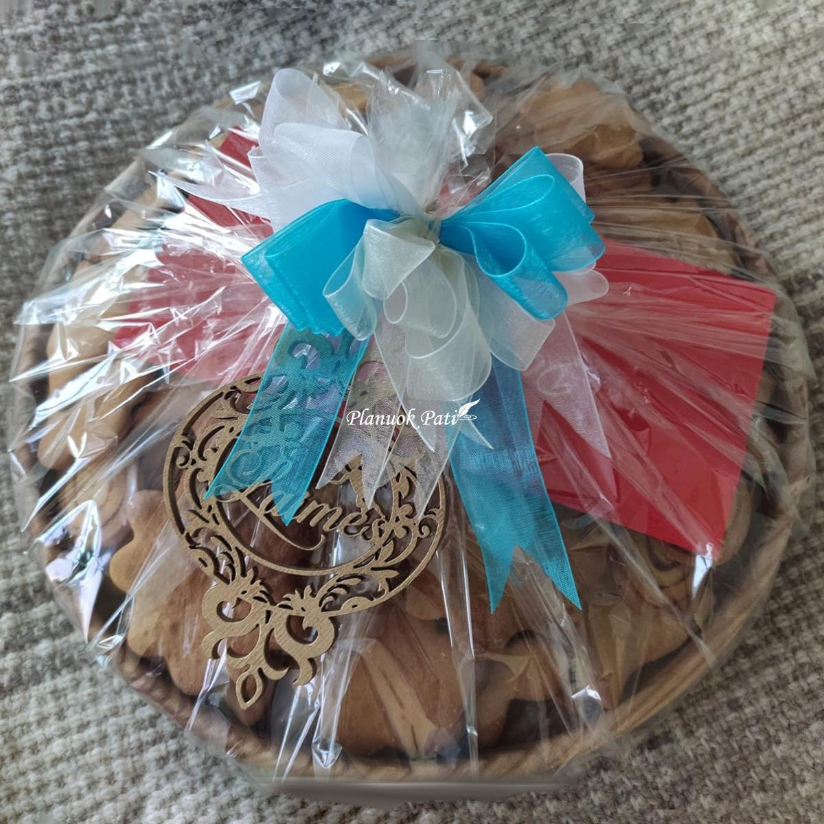 Medžio masyvo padėklas su vaikų sveikinimais