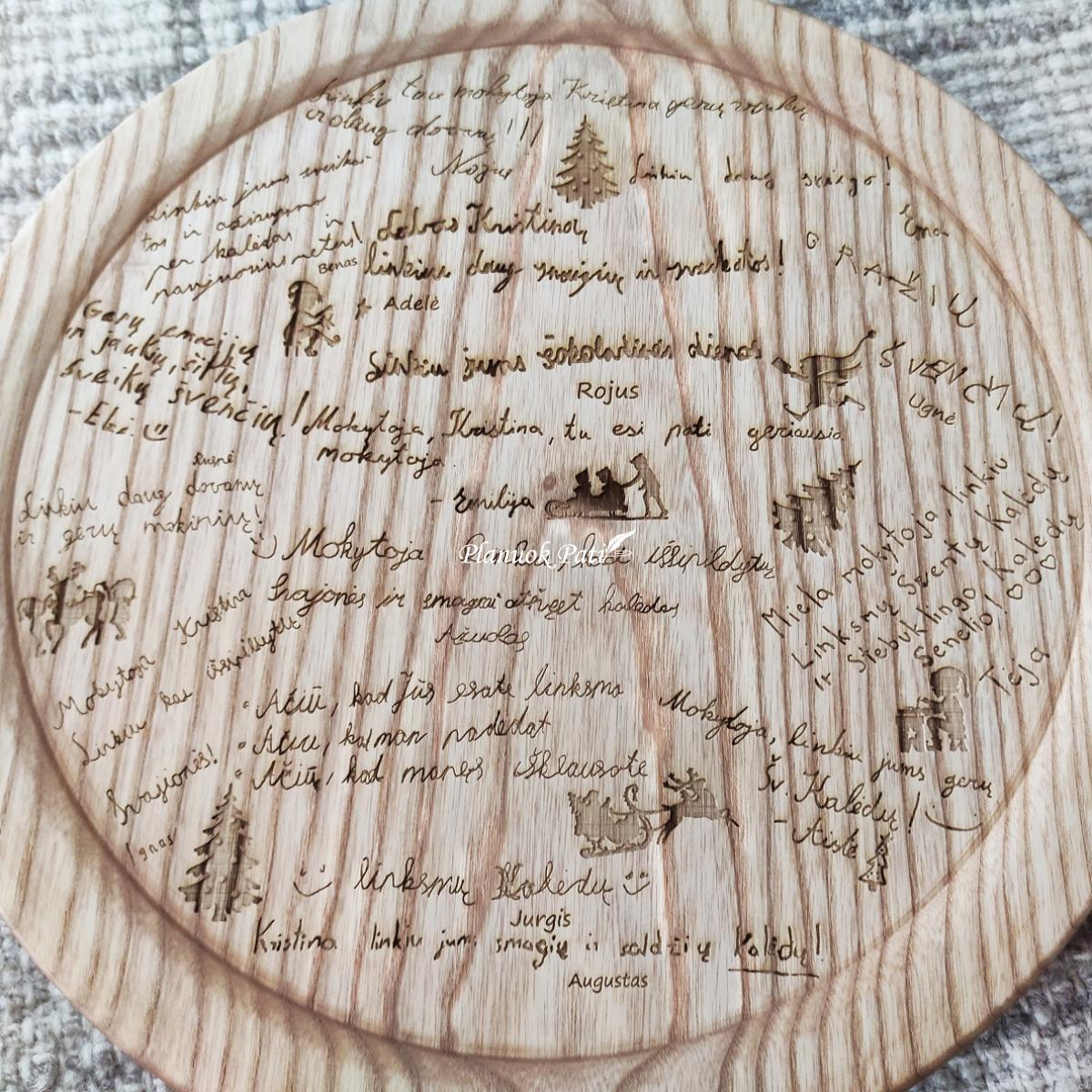 Medžio masyvo padėklas su vaikų sveikinimais