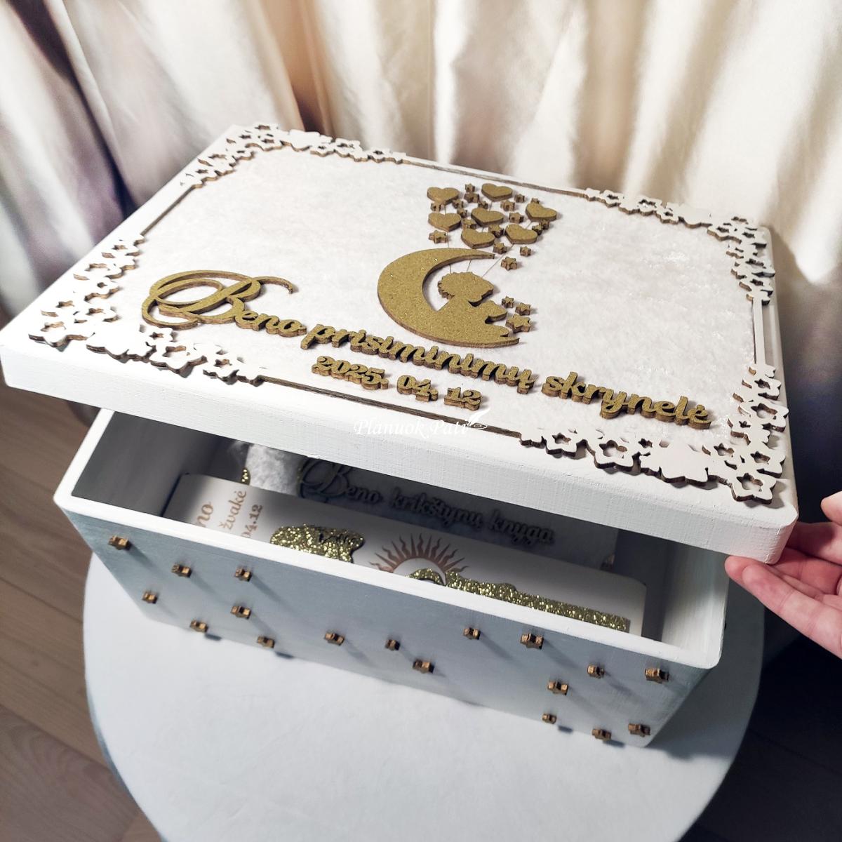 Komplektas - krikštadėžė, palinkėjimų albumas ir žvakės dėžutė