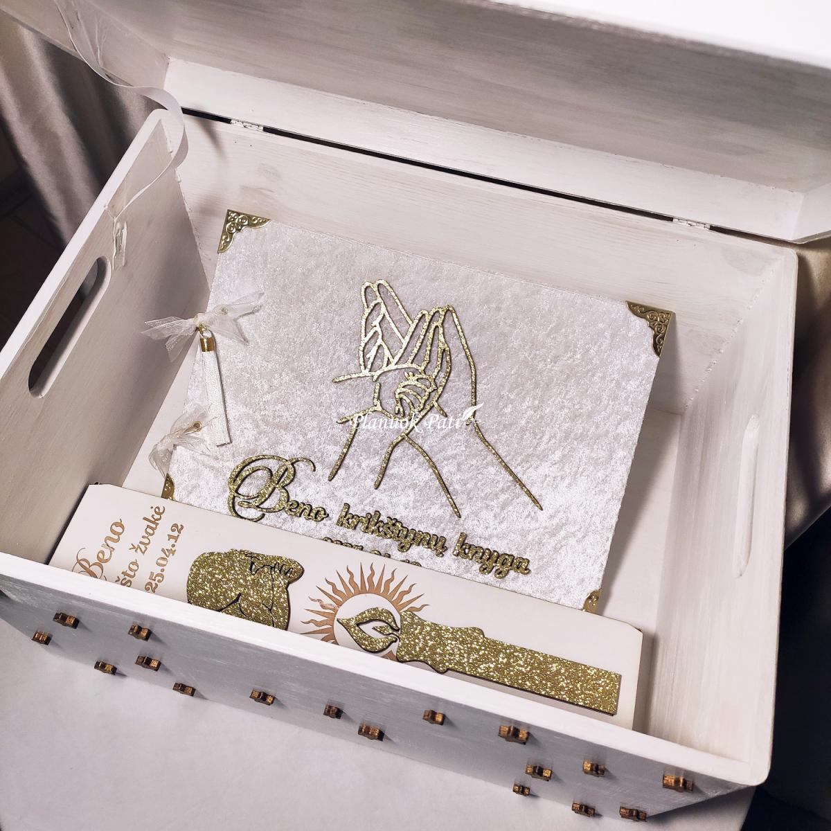 Komplektas - krikštadėžė, palinkėjimų albumas ir žvakės dėžutė