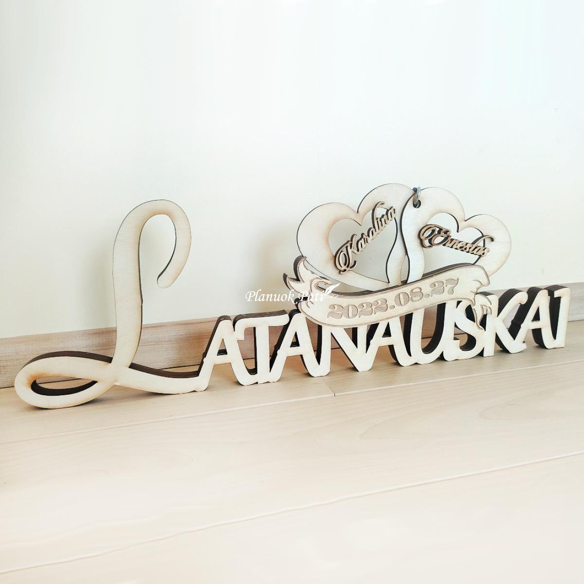 Pastatomas užrašas su surakintomis širdimis