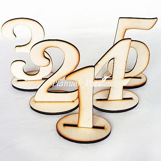 Pastatomi staliukų numeriai