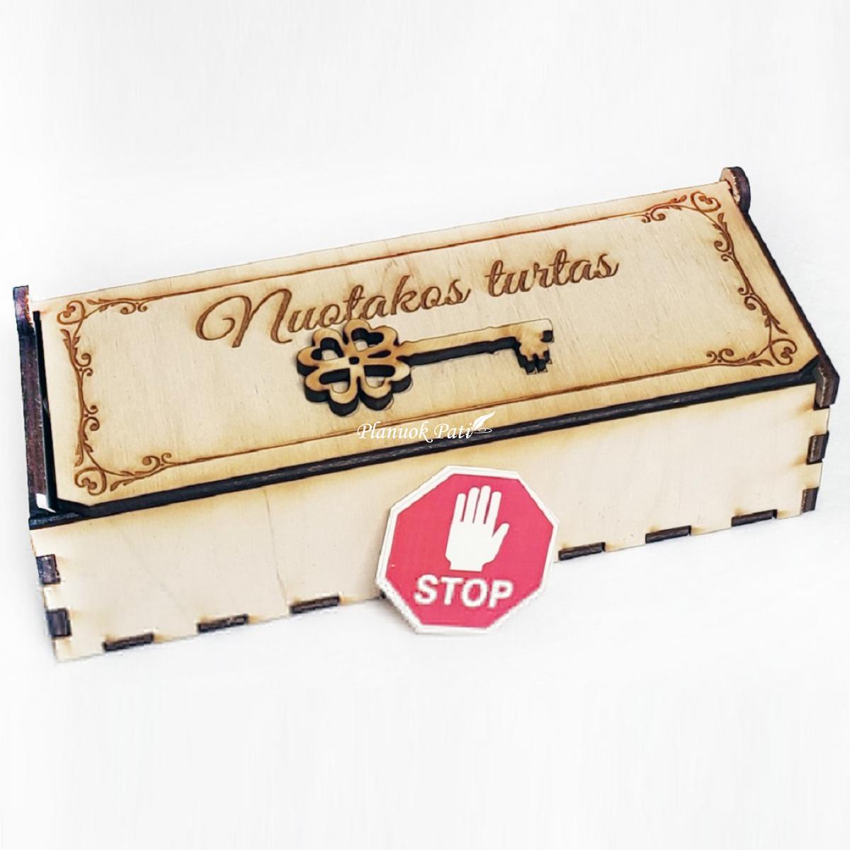 Nuotakos mergautinė pavardė dėžutėje