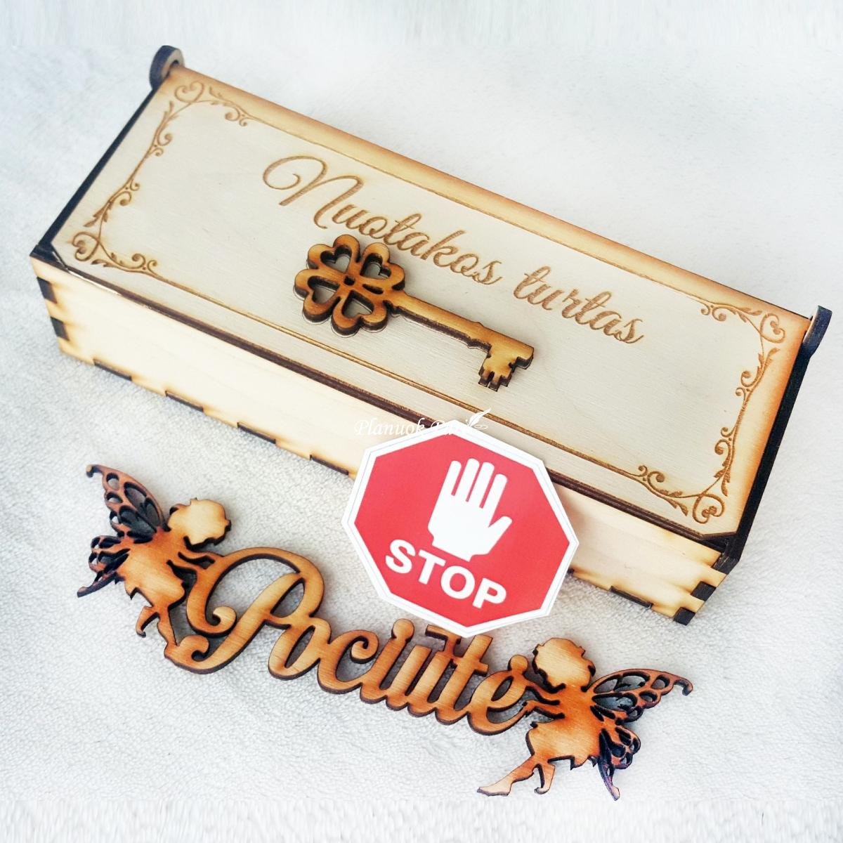 Nuotakos mergautinė pavardė dėžutėje