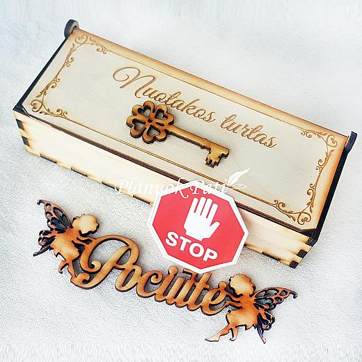 Nuotakos mergautinė pavardė dėžutėje