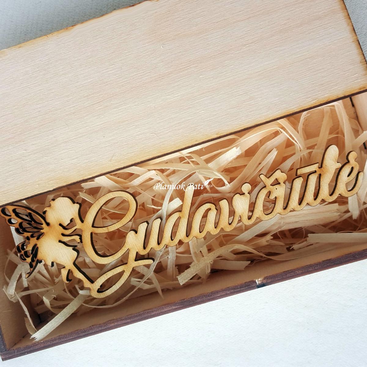 Nuotakos mergautinė pavardė dėžutėje