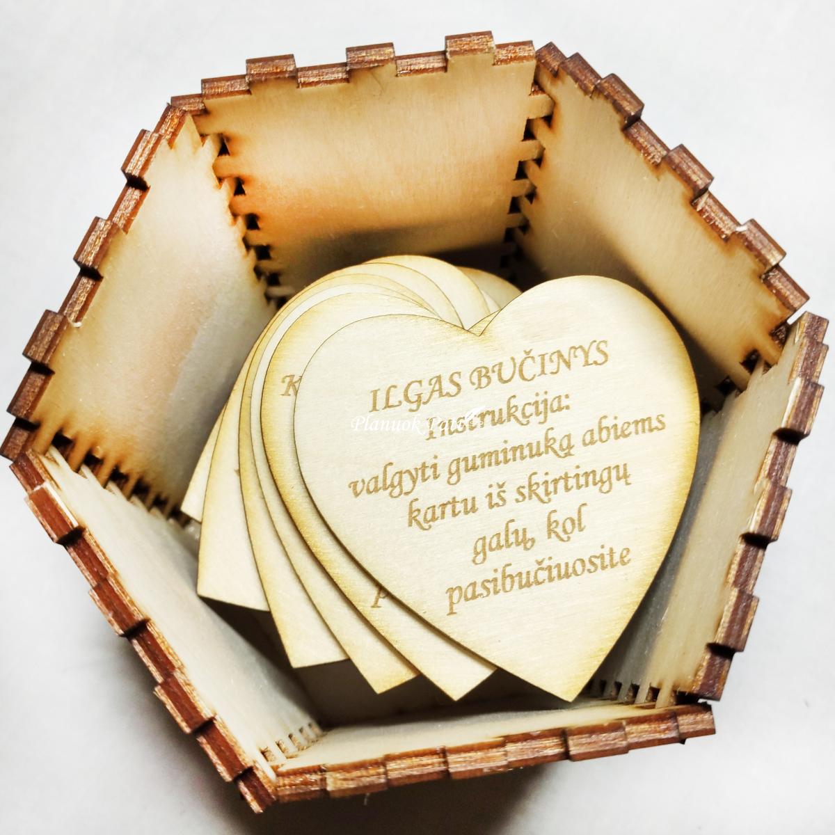 Pirmo bučinio dėžutė