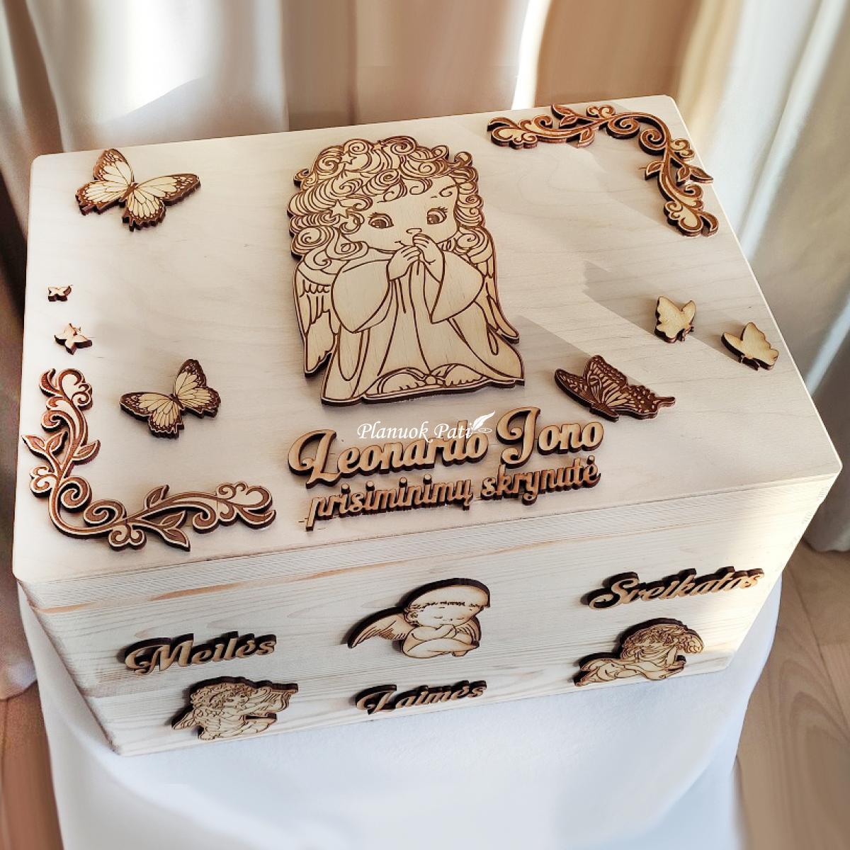 Iškilaus dekoro krikštadėžė - prisiminimų skrynelė (35x24x15cm)