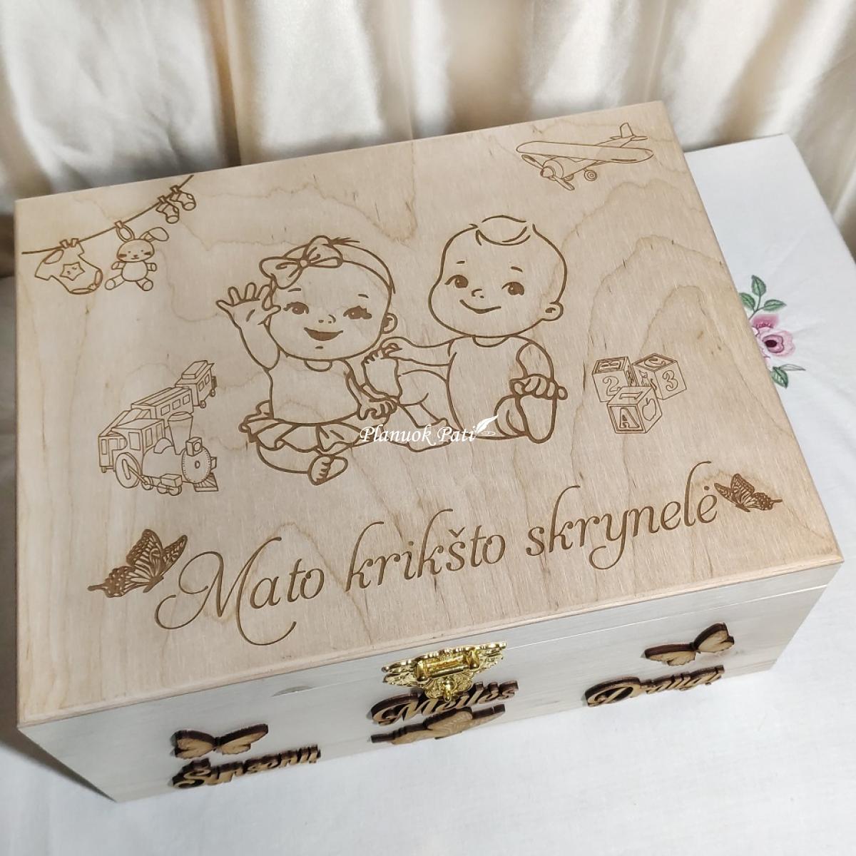 Krikštadėžė - prisiminimų skrynelė iš medžio masyvo (35x24x15cm), su užsegimu