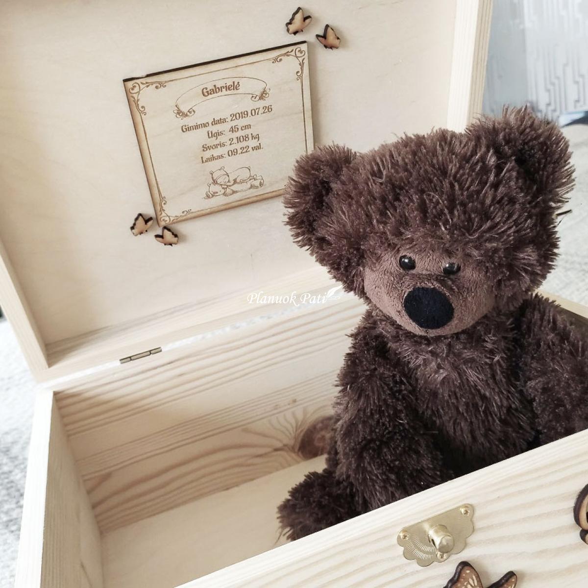 Krikštadėžė - prisiminimų skrynelė iš medžio masyvo (35x24x15cm), su užsegimu