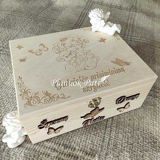 Krikštadėžė - prisiminimų skrynelė iš medžio masyvo (35x24x15cm), su užsegimu