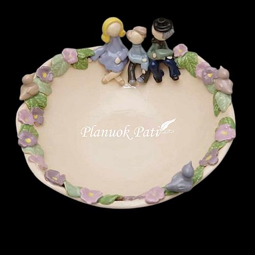 Lėkštė – Šeima tarp gėlių