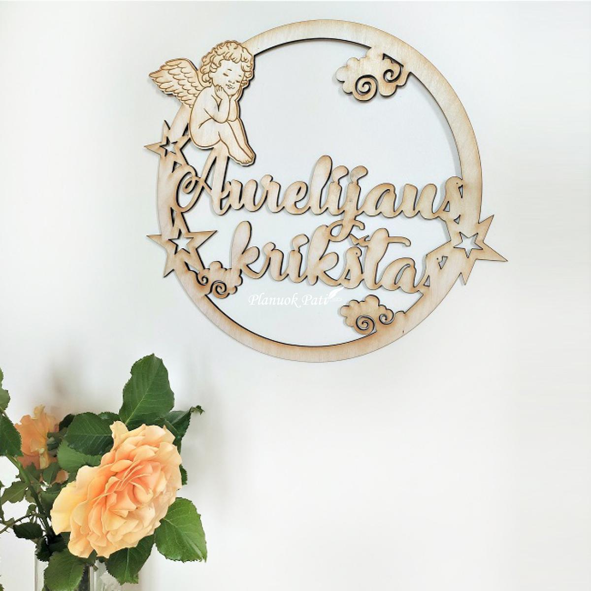 Krikštynų dekoracija ant sienos