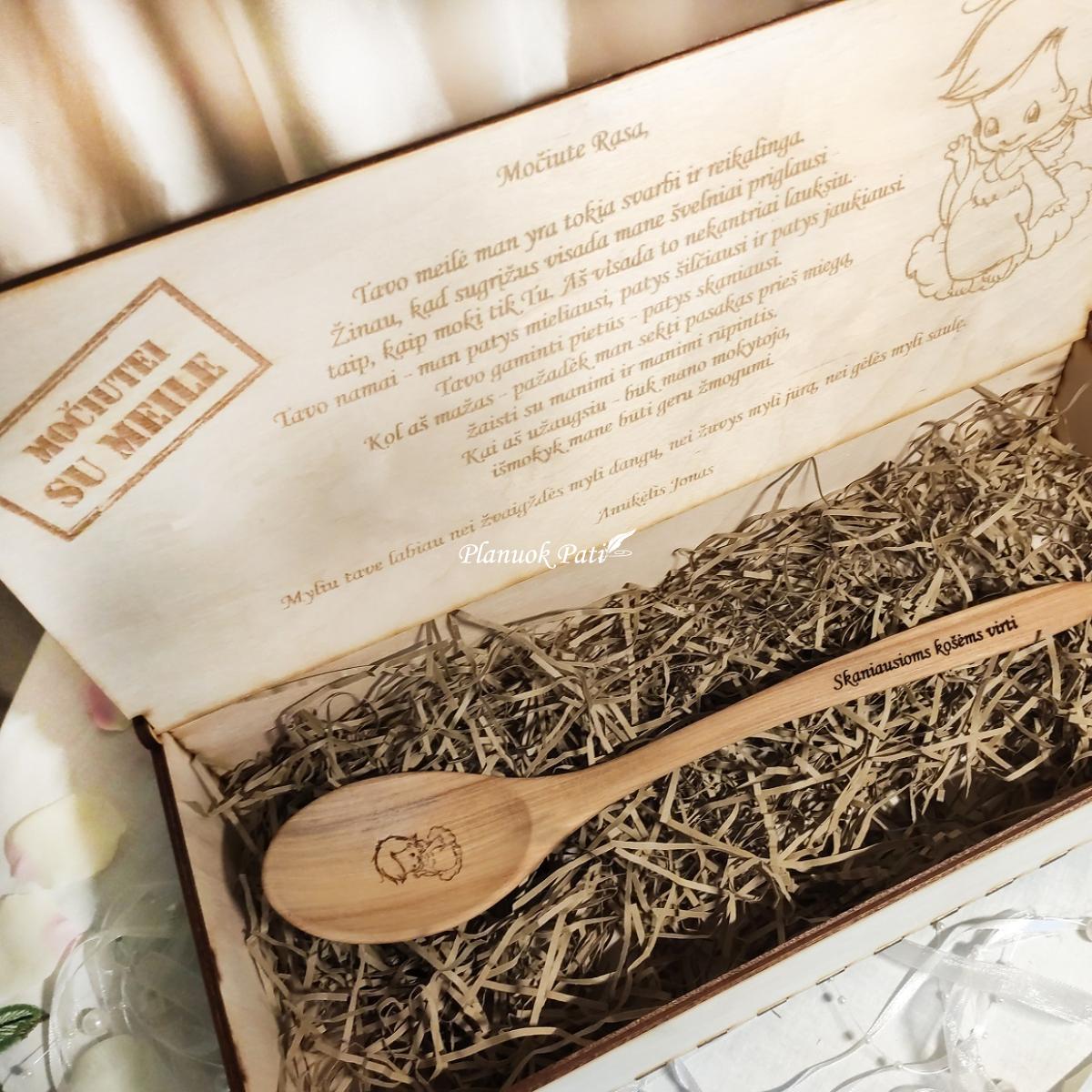 Prabangus komplektukas seneliams - plaktukas ir mentelė