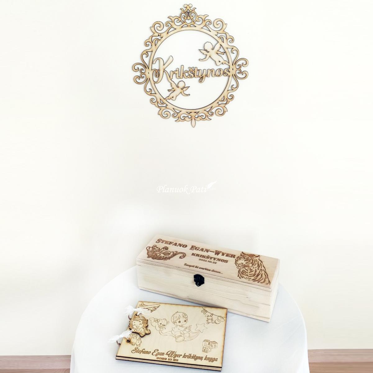 Ažūrinis krikštynų užrašas ant sienos