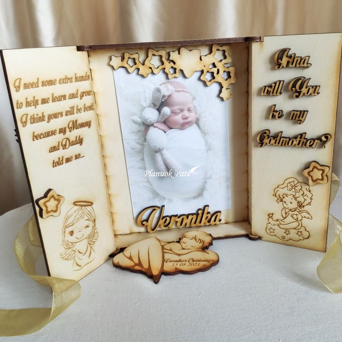 Kvietimas/padėka krikšto tėveliams - angeliukas magnetukas atverčiamuose rėmeliuose
